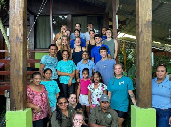 group photo of students in Costa Rica