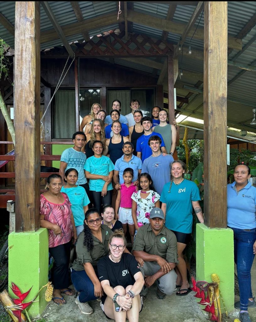 group photo of students in Costa Rica